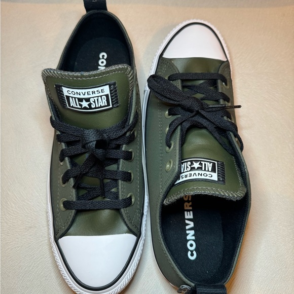 Women’s Chuck Taylor All-Star Leather Low-Top Sneaker - Size 9 - Picture 3 of 7